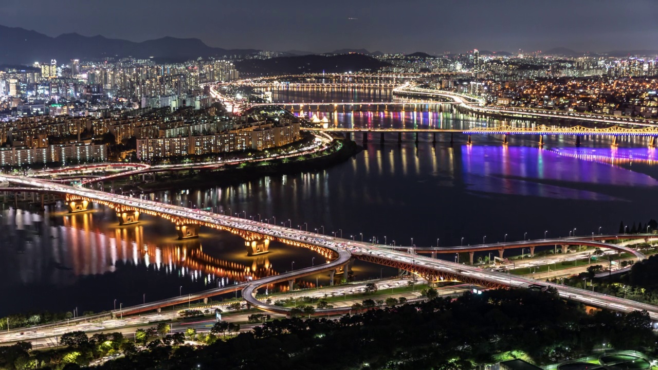 从汉江上的圣水大桥北端俯瞰——首尔/城东区，韩国首尔的夜景视频素材