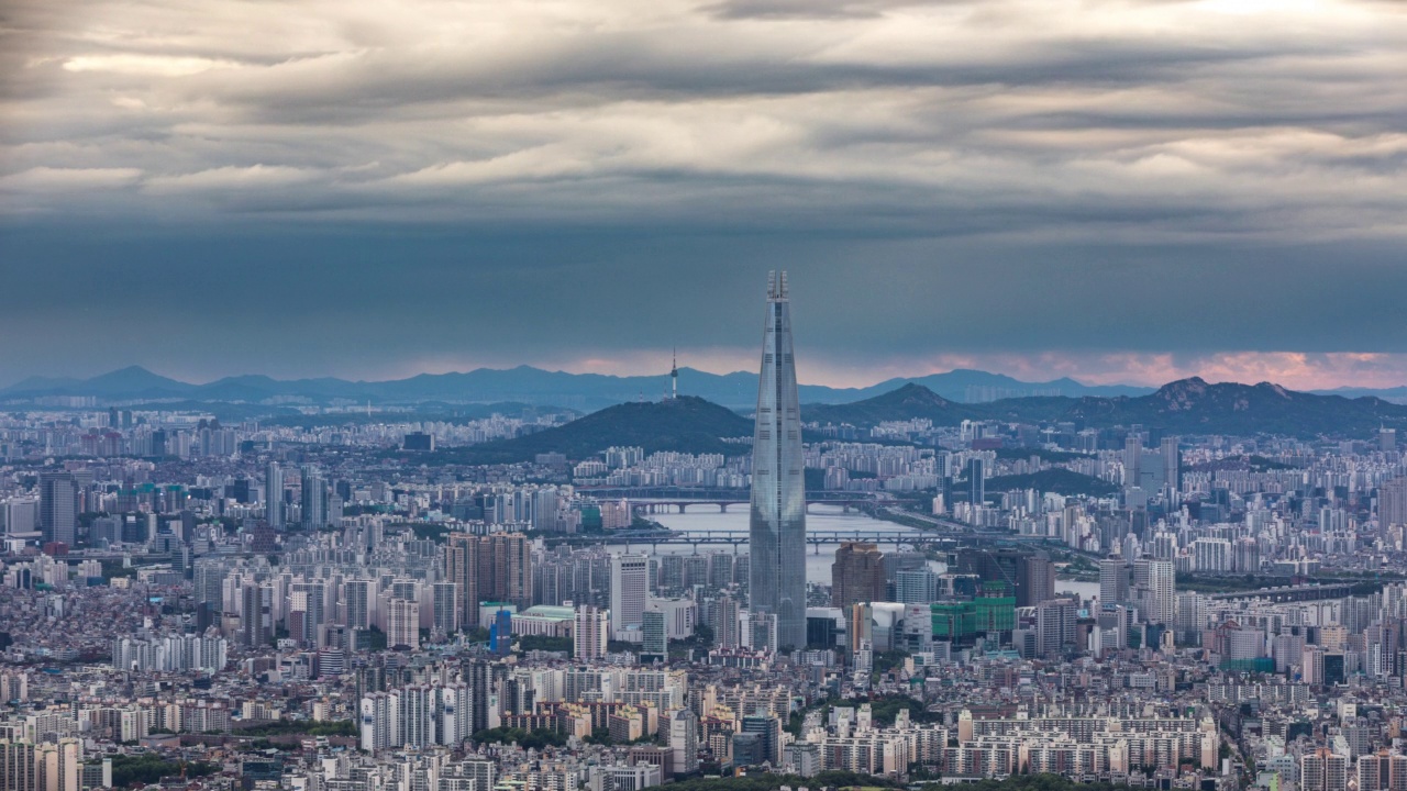 白天的风景——韩国首尔松坡区市中心乐天世界塔上的廷德尔效应视频素材