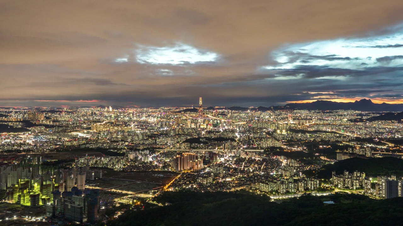 从南韩山俯瞰——首尔/河南市市中心的白天和晚上的风景，京畿道，韩国视频素材