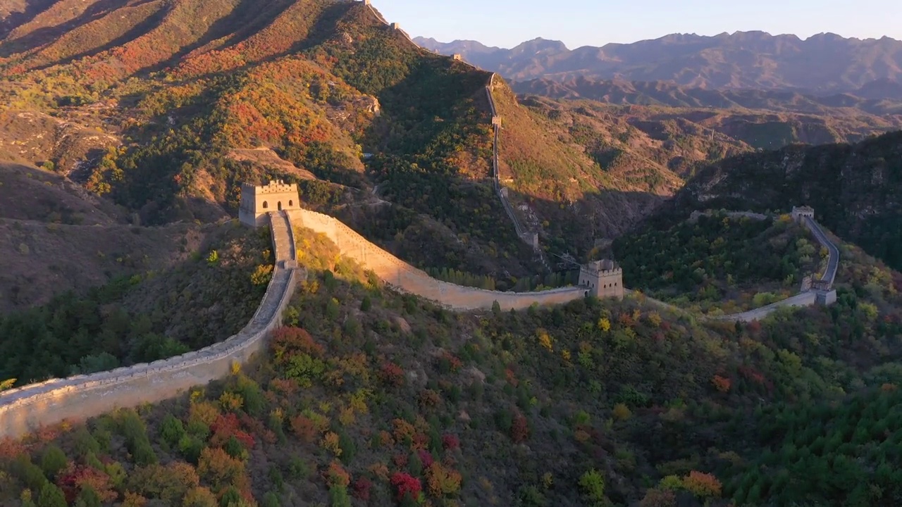 中国长城秋季鸟瞰美丽的风景4k视频下载