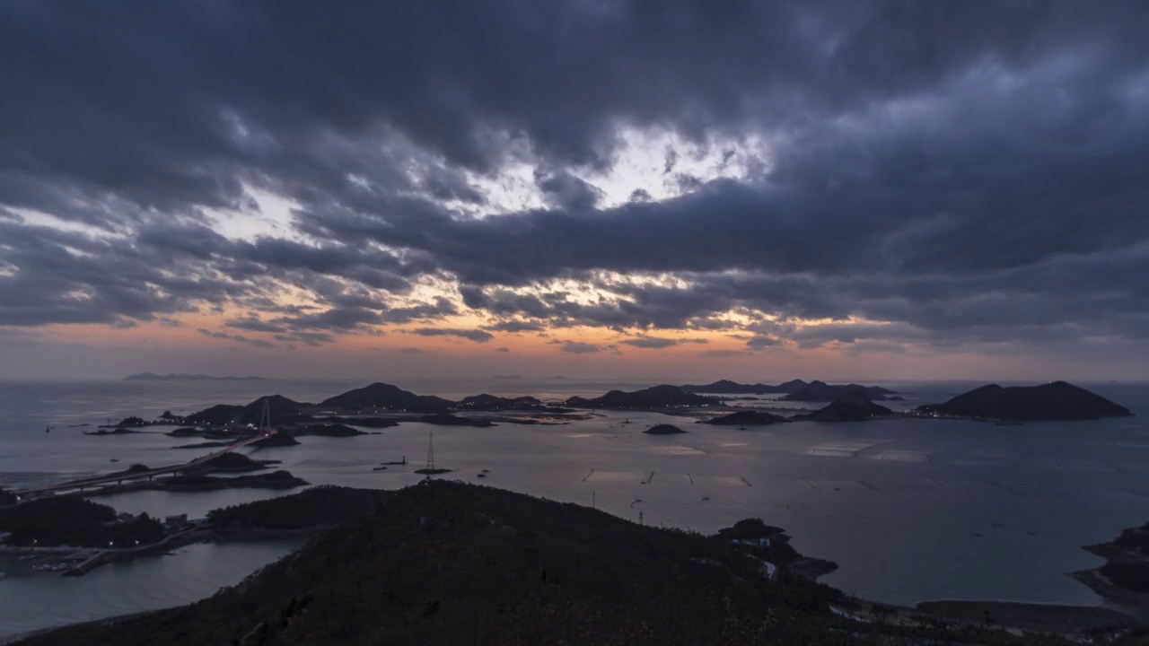 日落和夜晚——韩国全罗北道群山岛的市中心风景视频素材