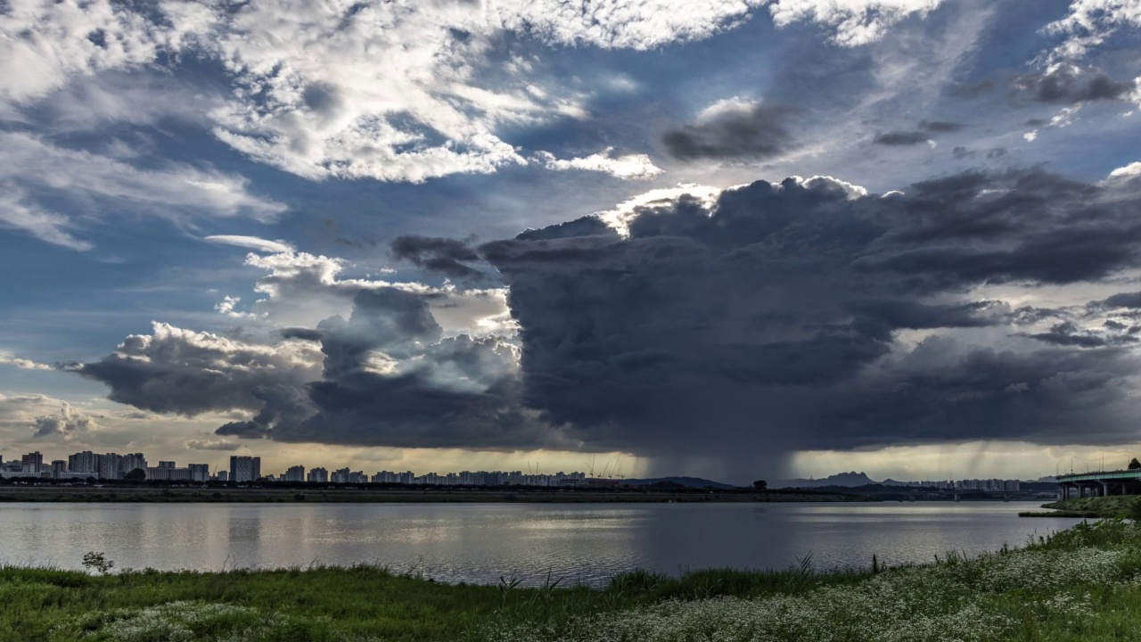 白天，从南杨州市看——大雨中的河南市市中心，韩国，京畿道视频素材