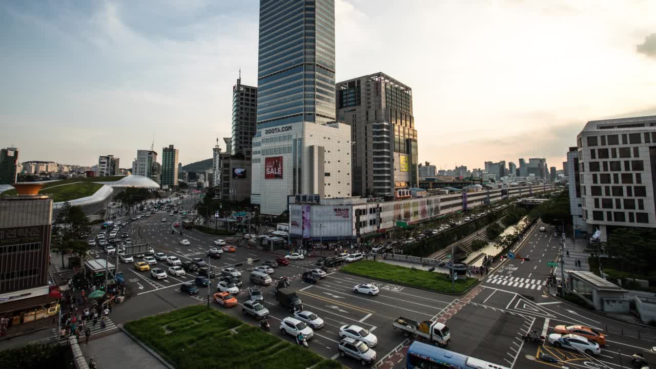 白天和黑夜——韩国首尔市中心/中区的平花市场视频素材