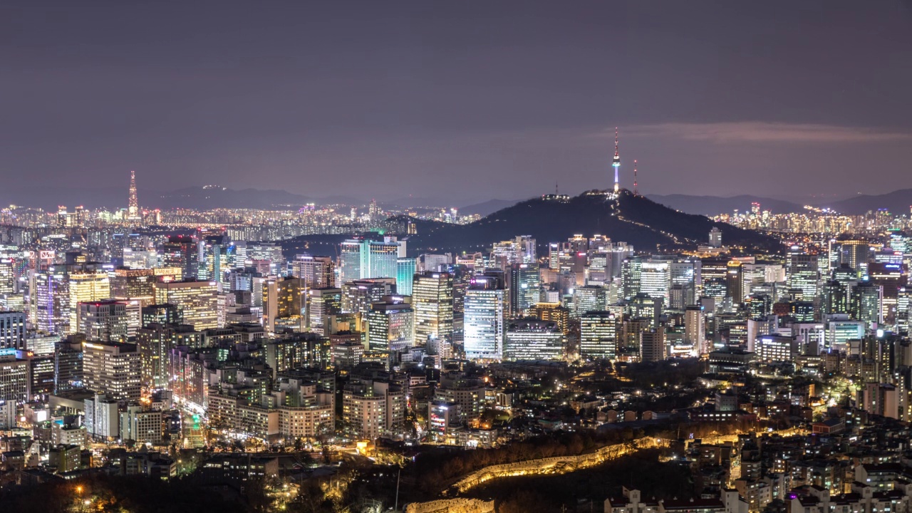 从仁王山俯瞰——首尔/钟路区，韩国首尔的白天和晚上的风景视频素材