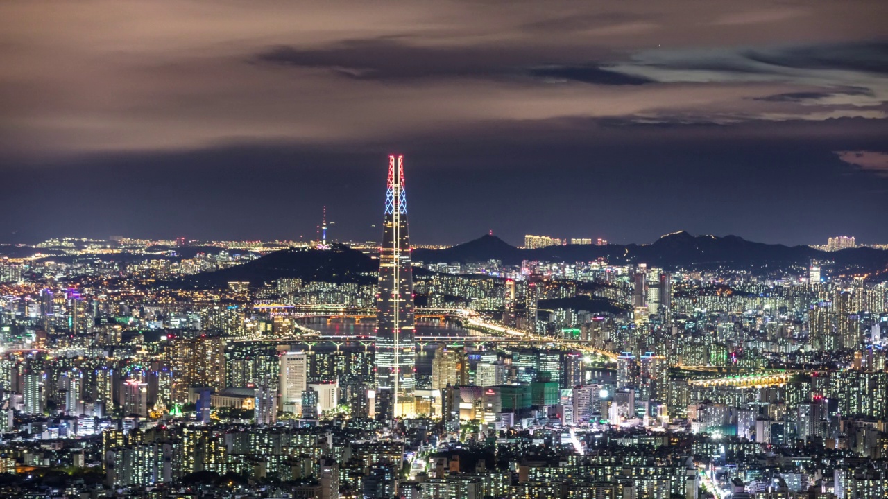 从白天到夜晚的风景——韩国首尔松坡区乐天世界塔附近的夜景视频素材