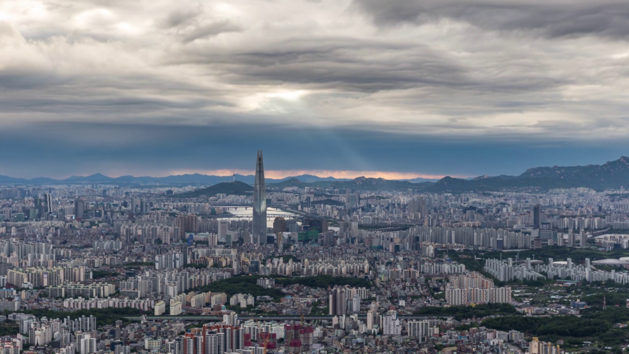 白天的风景——韩国首尔松坡区市中心乐天世界塔上的廷德尔效应视频素材