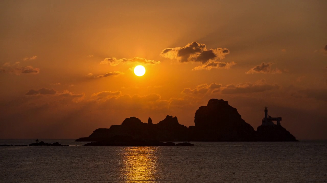 日出在Oryukdo岛/南区，韩国釜山视频素材