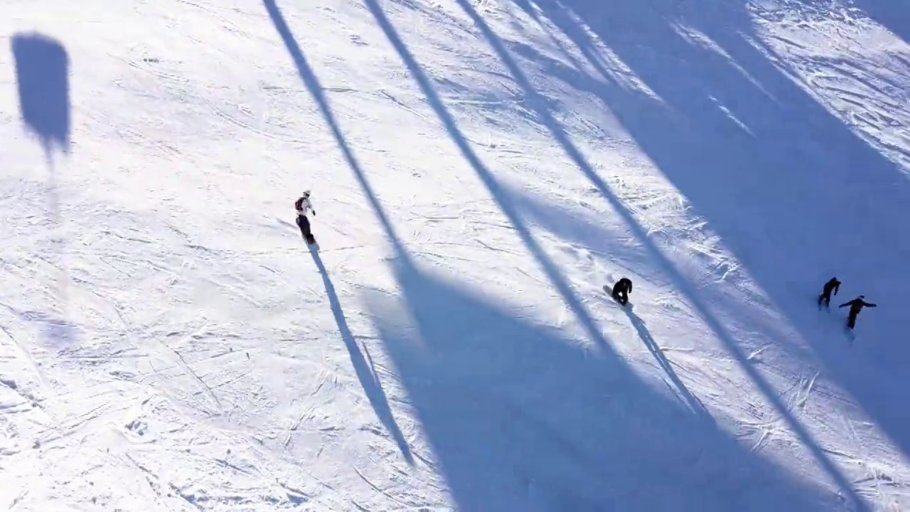 人们在山上滑雪和单板滑雪的鸟瞰图，滑雪胜地。视频素材