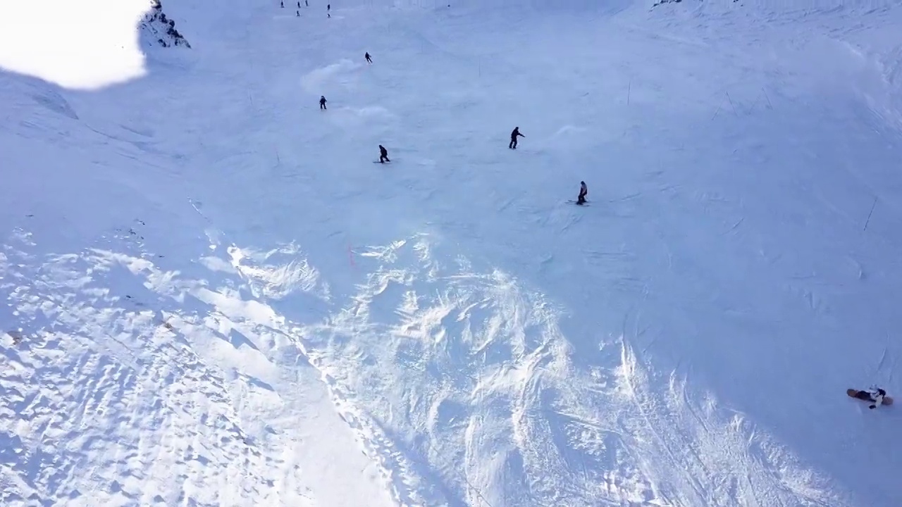 人们在山上滑雪和单板滑雪的鸟瞰图，滑雪胜地。视频素材