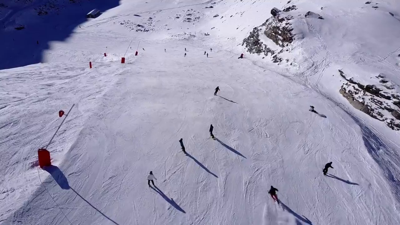 人们在山上滑雪和单板滑雪的鸟瞰图，滑雪胜地。视频素材