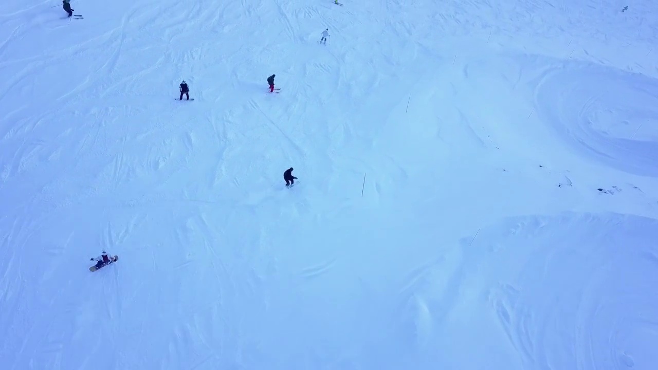 人们在山上滑雪和单板滑雪的鸟瞰图，滑雪胜地。视频素材