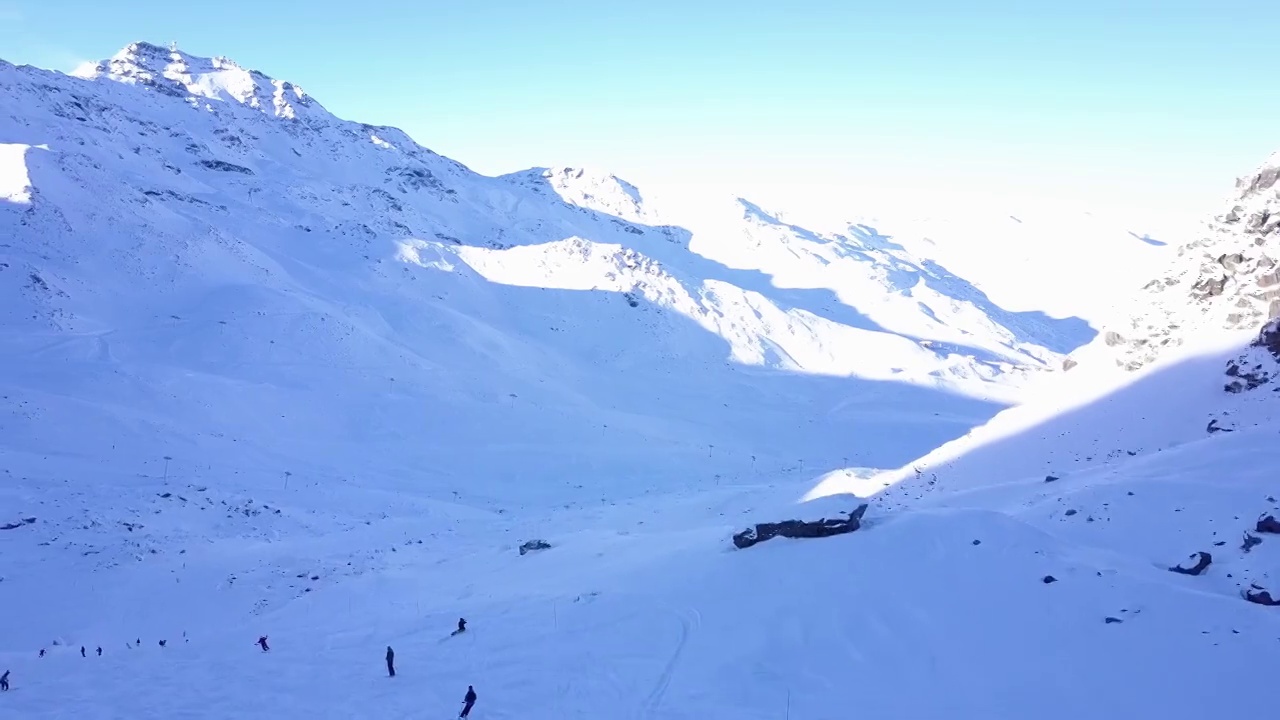 人们在山上滑雪和单板滑雪的鸟瞰图，滑雪胜地。视频素材