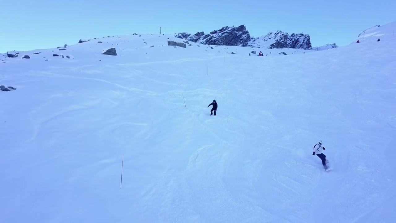 人们在山上滑雪和单板滑雪的鸟瞰图，滑雪胜地。视频素材