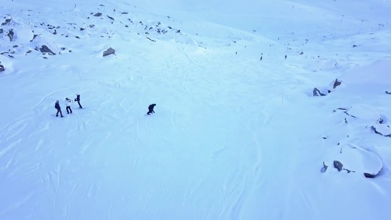 人们在山上滑雪和单板滑雪的鸟瞰图，滑雪胜地。视频素材