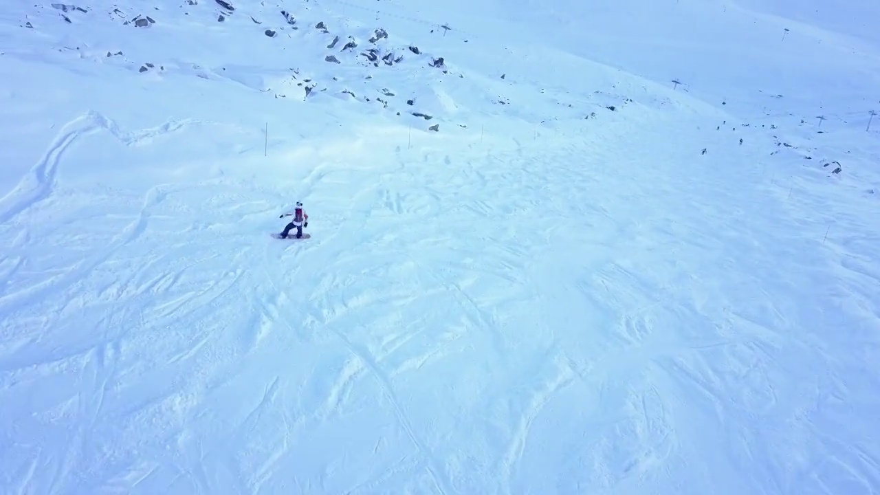 人们在山上滑雪和单板滑雪的鸟瞰图，滑雪胜地。视频素材