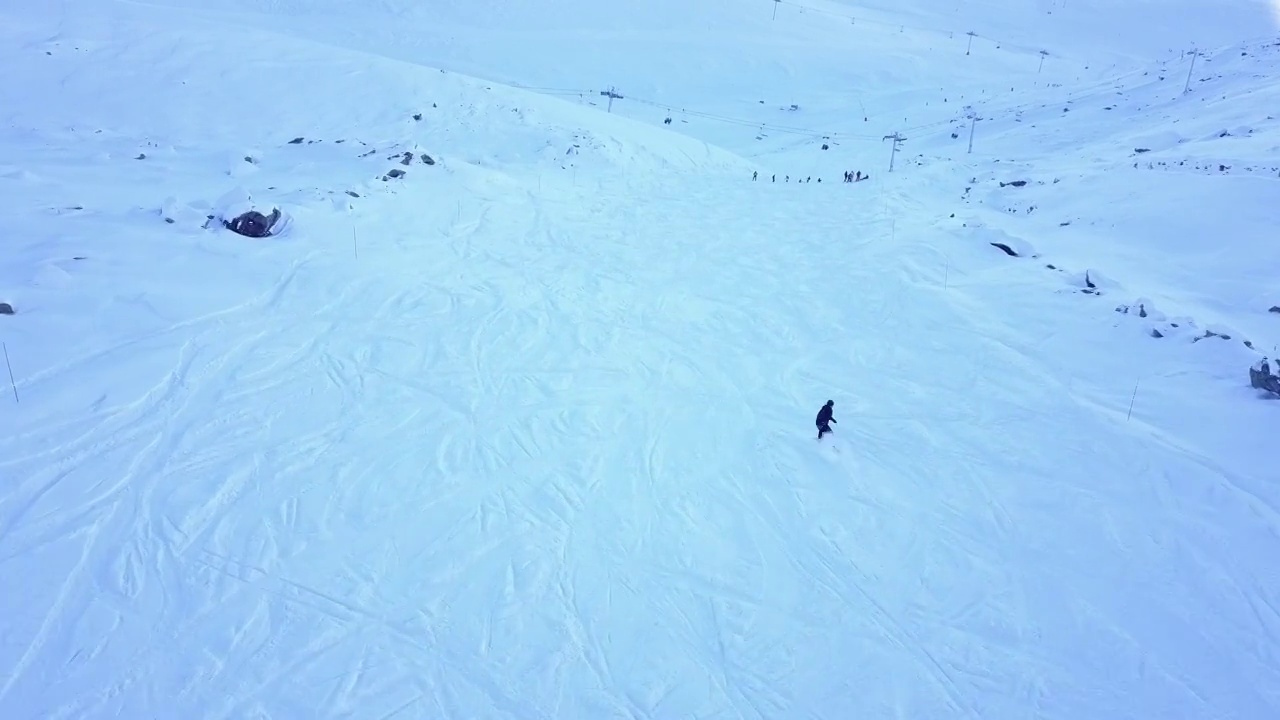 人们在山上滑雪和单板滑雪的鸟瞰图，滑雪胜地。视频素材