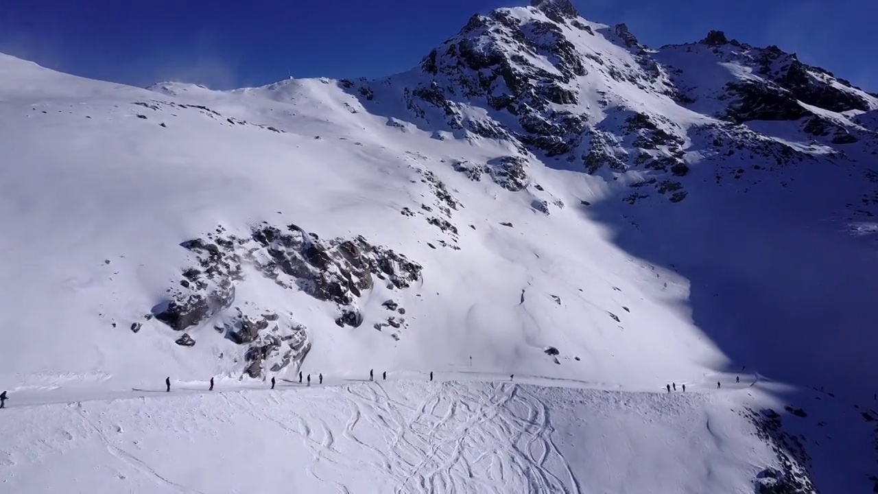 人们在山上滑雪和单板滑雪的鸟瞰图，滑雪胜地。视频素材