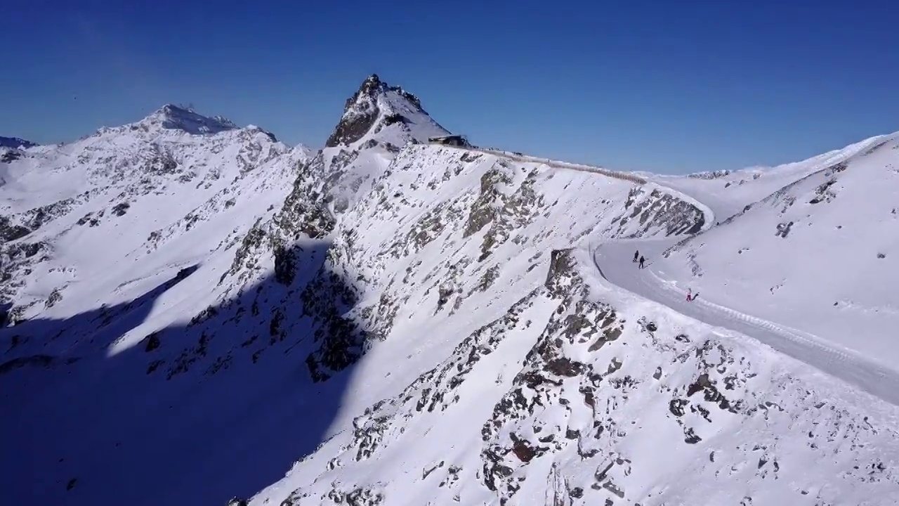 人们在山上滑雪和单板滑雪的鸟瞰图，滑雪胜地。视频素材