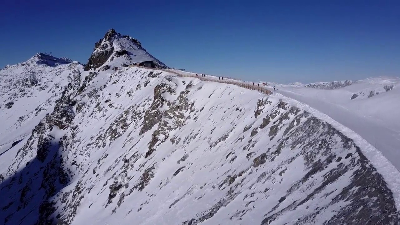 人们在山上滑雪和单板滑雪的鸟瞰图，滑雪胜地。视频素材