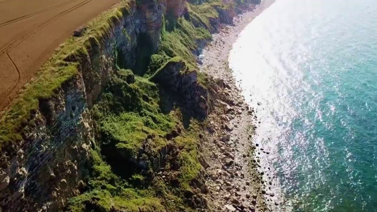 这是埃特拉塔附近悬崖上的航拍视频。旅游度假概念视频素材