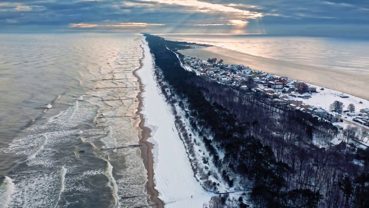 海尔半岛和雪域海滩。冬天的波罗的海，波兰。视频素材