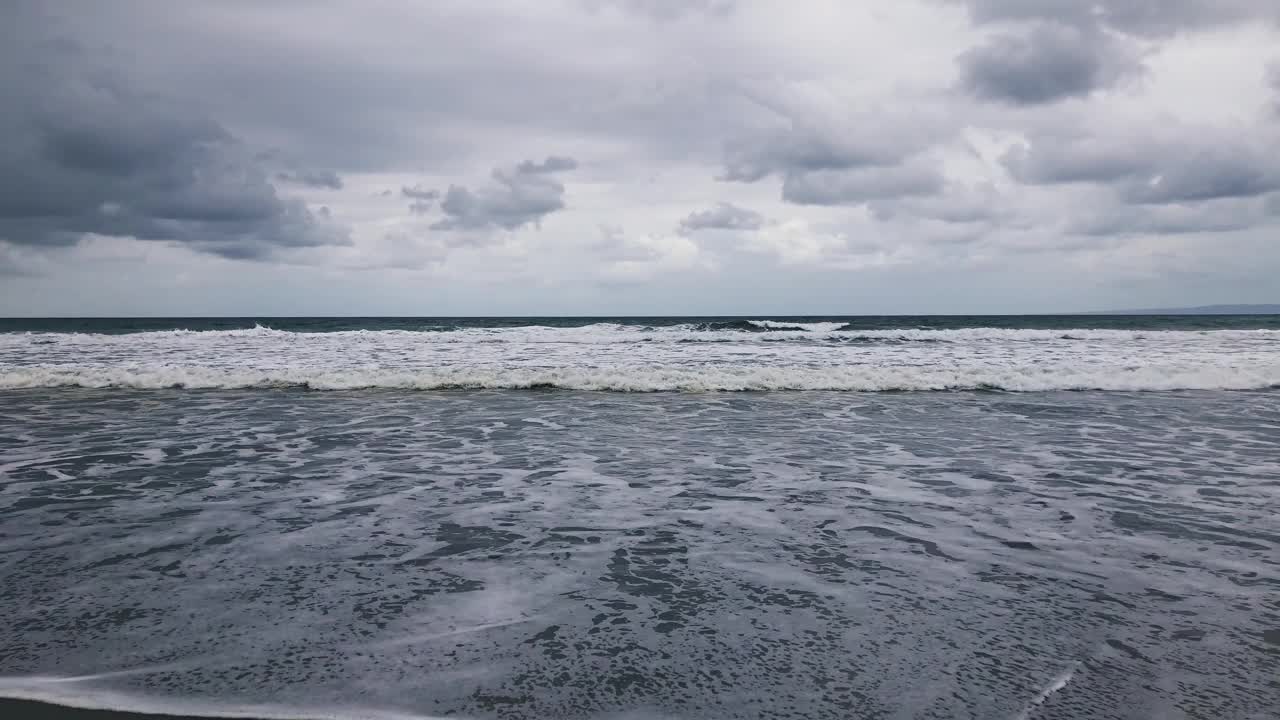 海/海岸上的黑沙火山海滩。视频素材