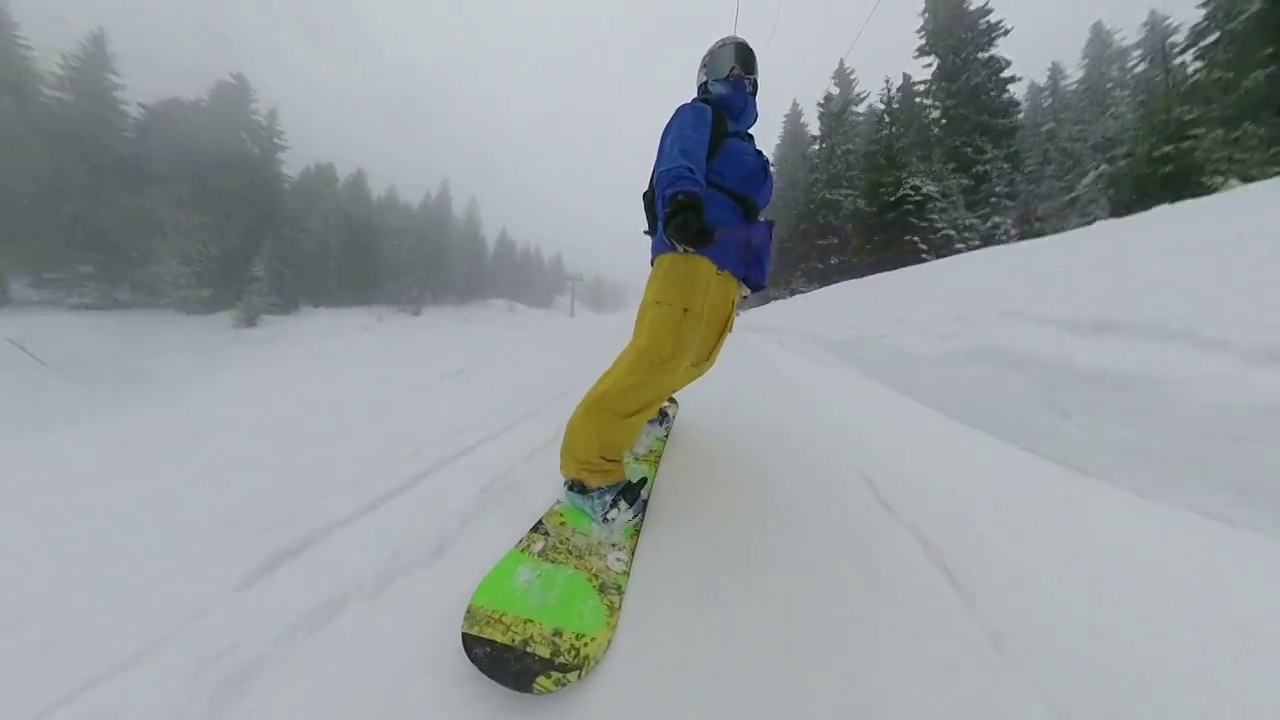 一名兴奋的男子在山野滑雪视频素材