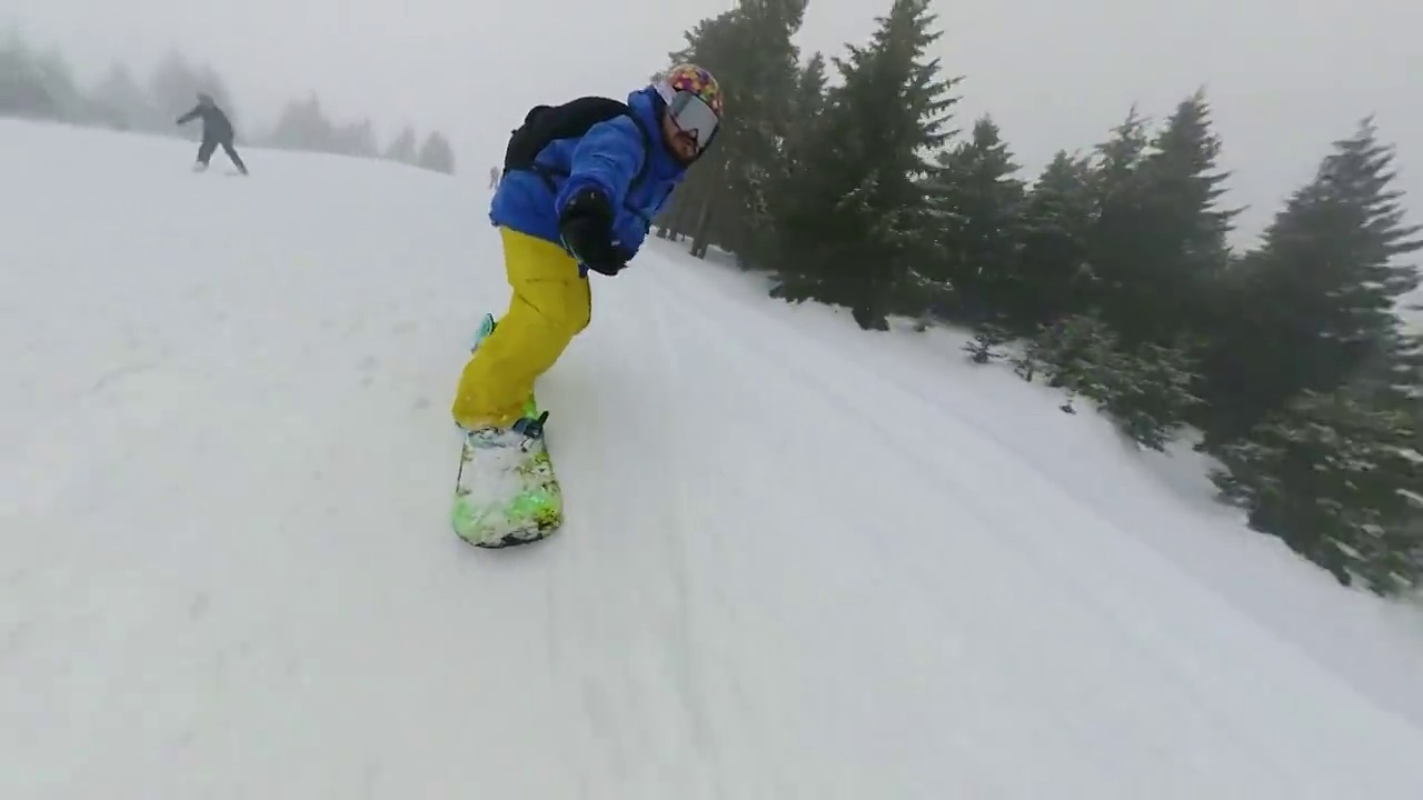 一名兴奋的男子在山野滑雪视频素材