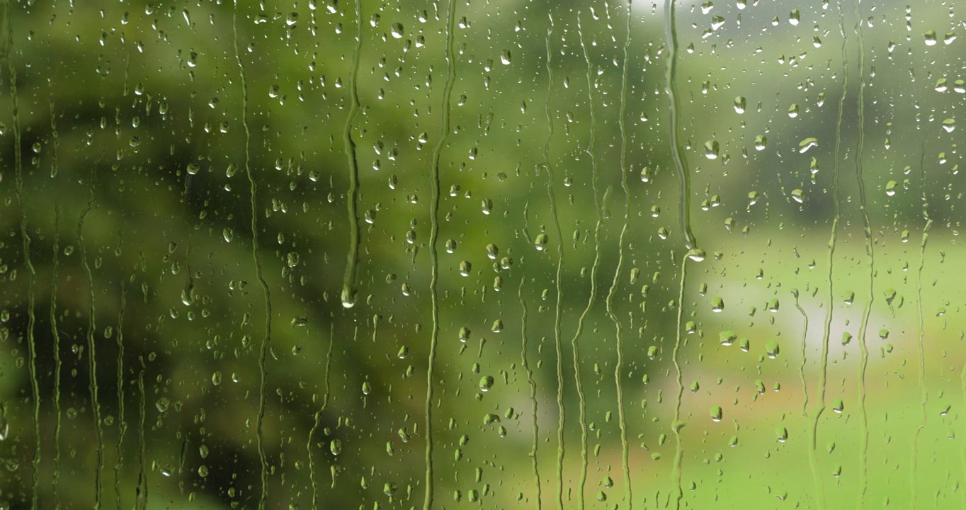 小雨打在玻璃上。夏天的雨雨滴沿着窗户落下。外面雨窗口。淋浴坏天气。平静放松的冥想宁静的背景。雨天，秋天，忧郁，悲伤，孤独视频素材