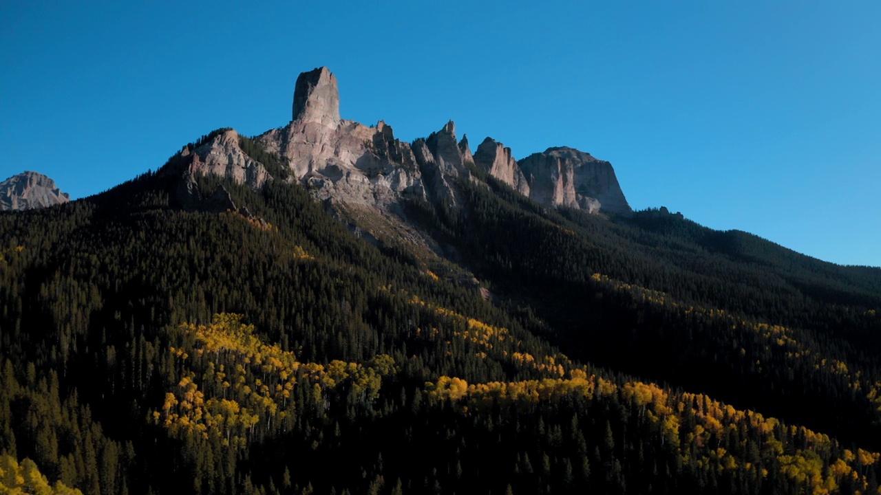 科罗拉多州Ridgway外的法院峰山(Courthouse Peak Mountain)展现了西马伦山(Cimarron Mountains)秋天白杨的色彩视频素材