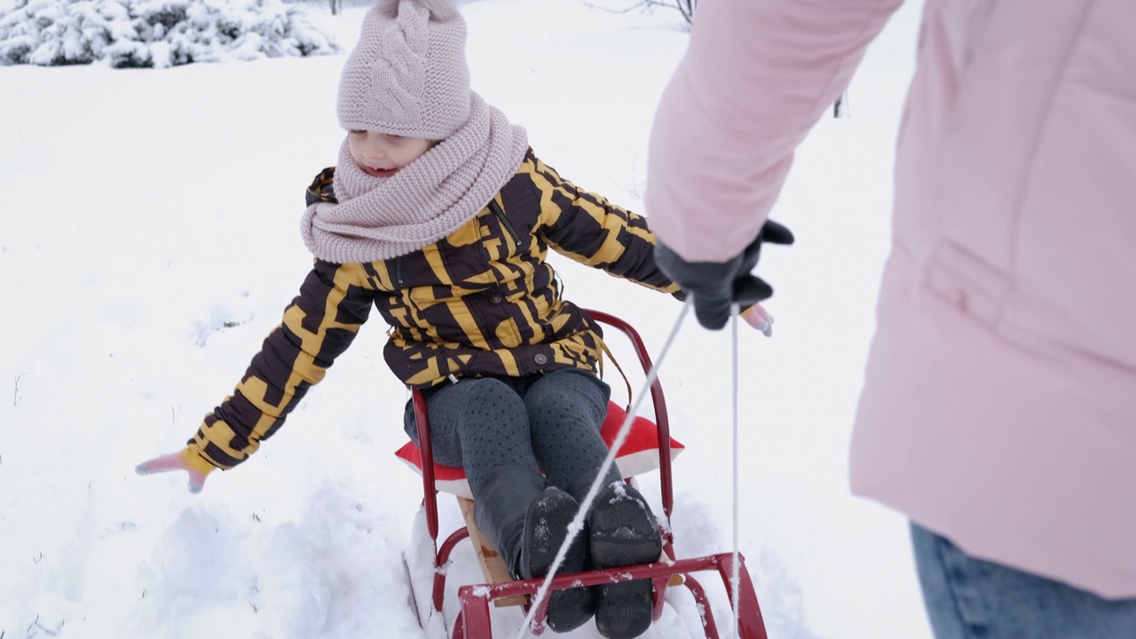 母女俩驾着雪橇。视频素材