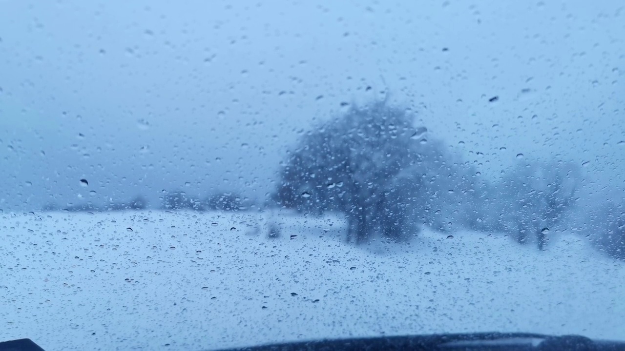 汽车观点。在2019冠状病毒病(COVID-19)大流行期间，在冬季积雪的高速公路上开车上班。生活繁忙，车流慢了下来。视频素材