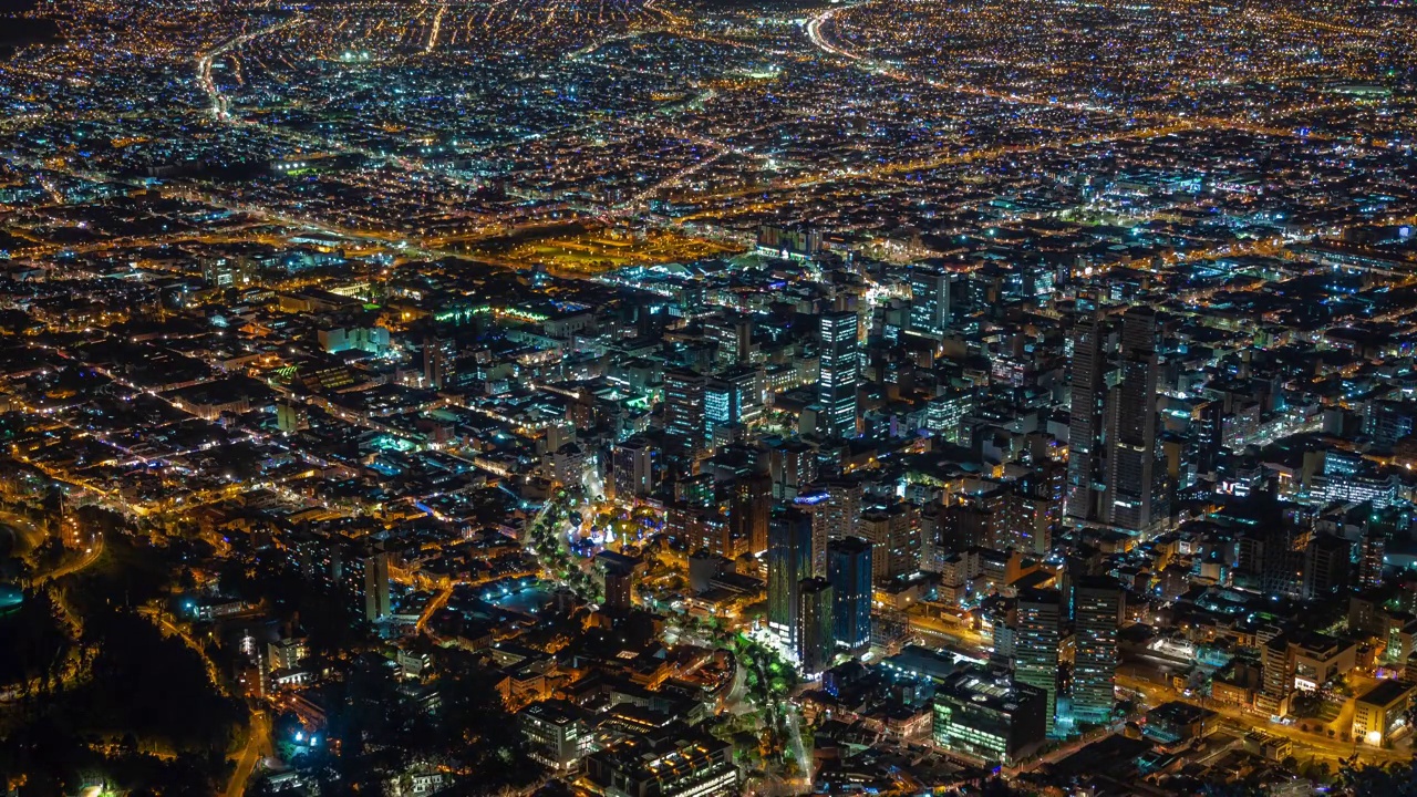 航拍时间推移的波哥大夜景在哥伦比亚，南美洲视频素材