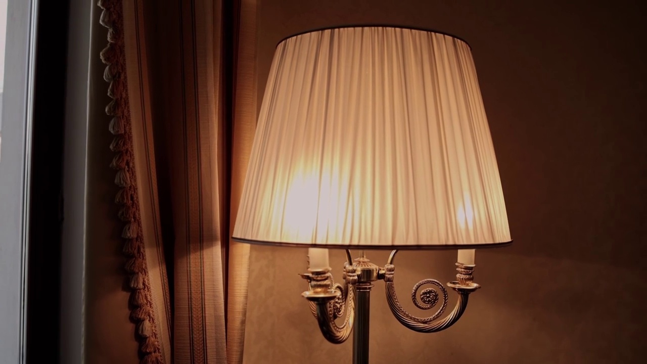 酒店房间里漂亮的台灯视频素材