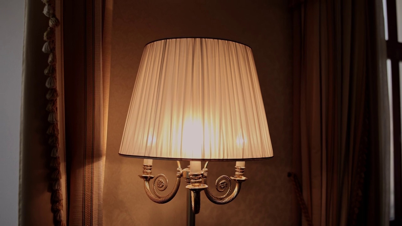 酒店房间里漂亮的台灯视频素材