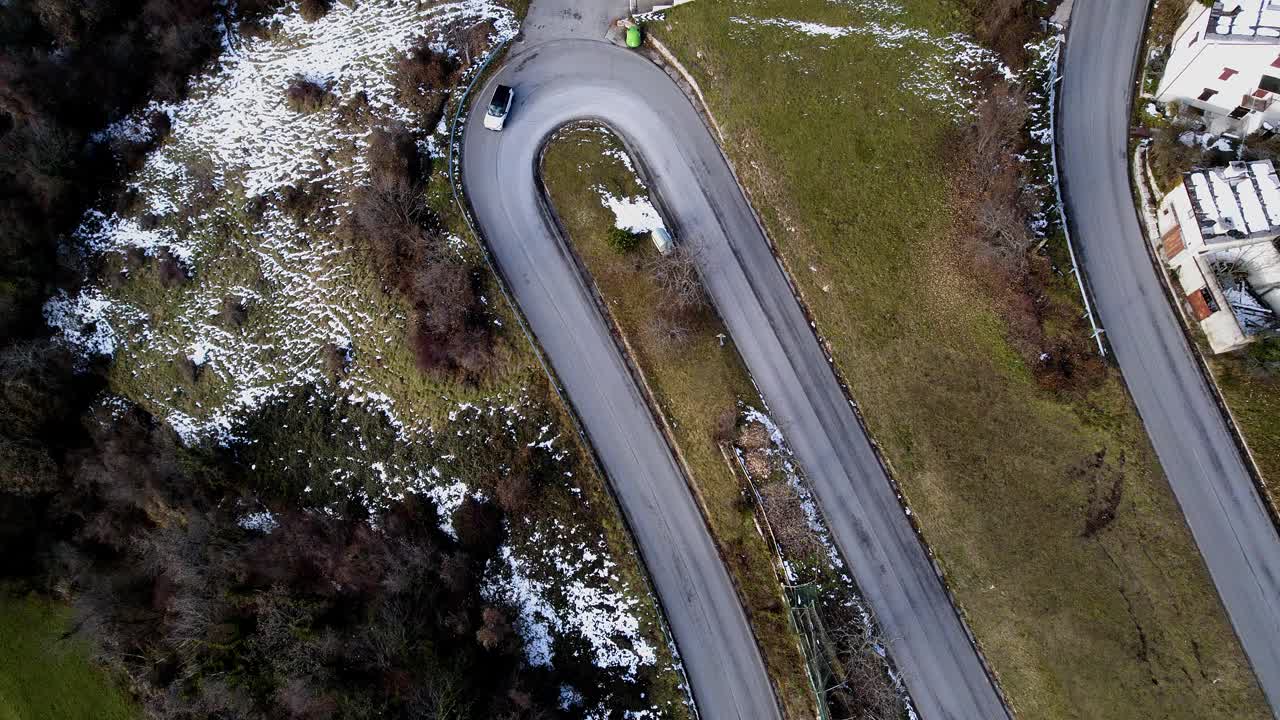 优美的鸟瞰图，蜿蜒曲折的道路。视频素材