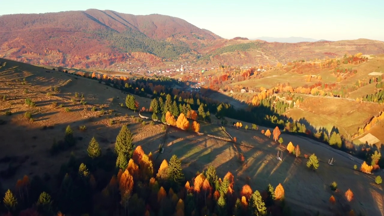 晨光中连绵起伏的山峦的秋景。视频素材