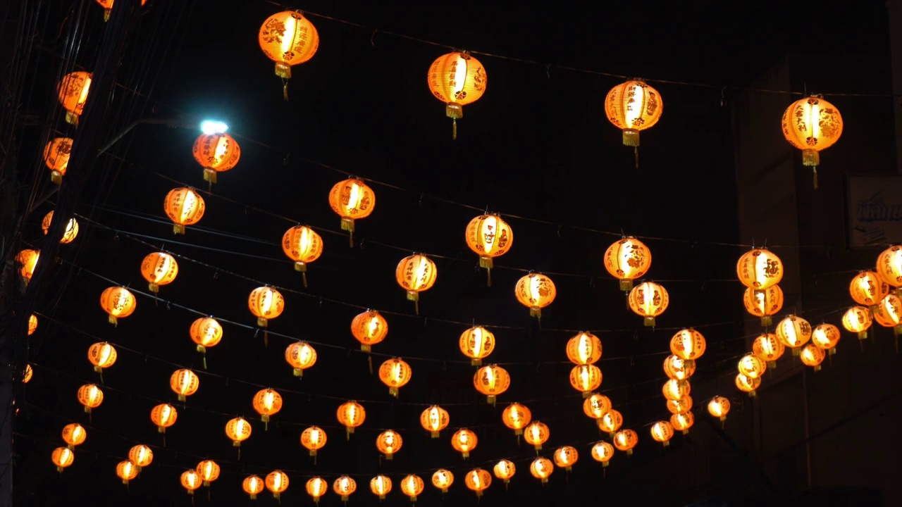 中国新年通常装饰灯笼来庆祝。视频素材