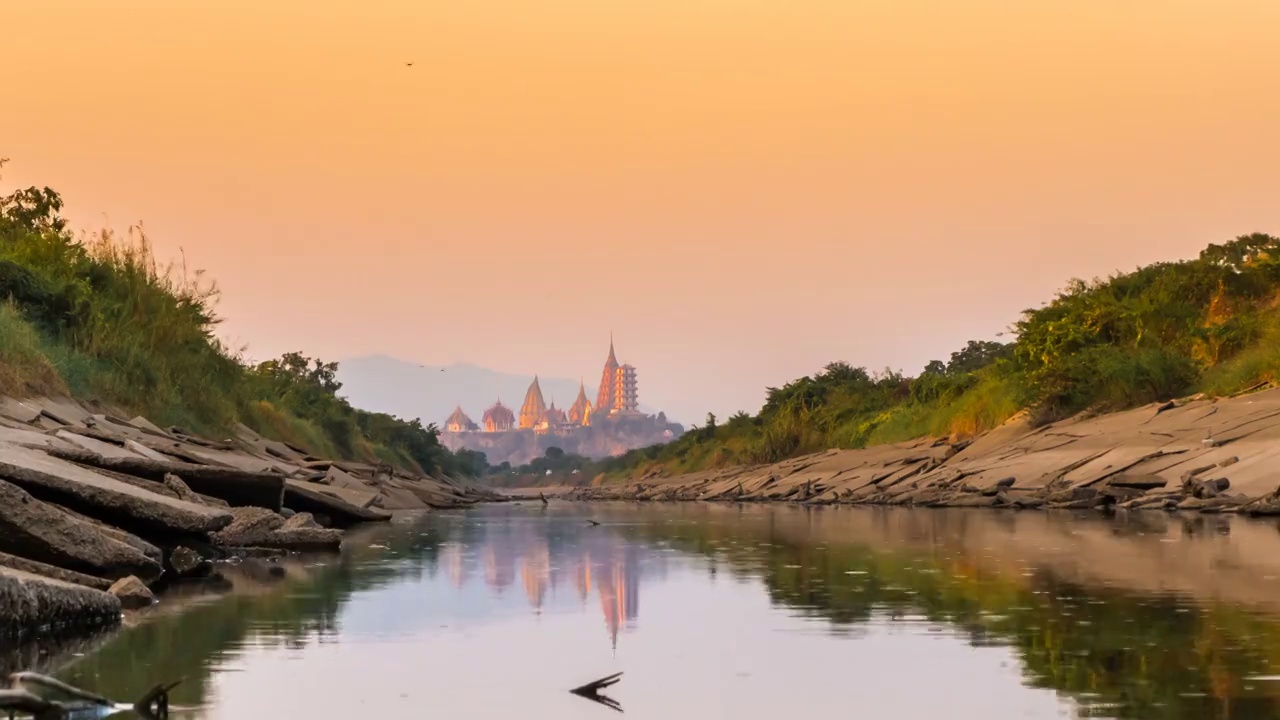 泰国北碧府的老虎洞寺或Wat Tham Suaor Wat Tham Sua是一个受游客欢迎的地方。看不见日落的运河景色，令人惊叹视频素材