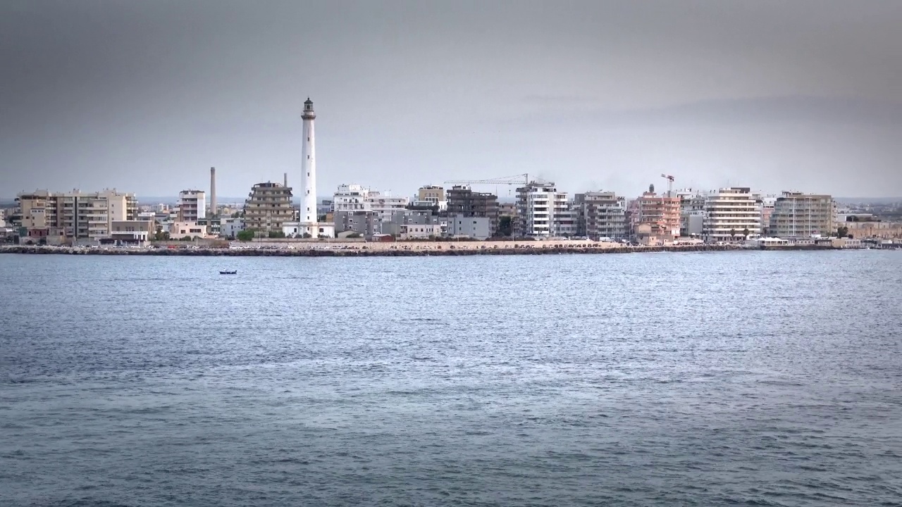 从海上俯瞰美丽的灯塔和城市景观视频下载