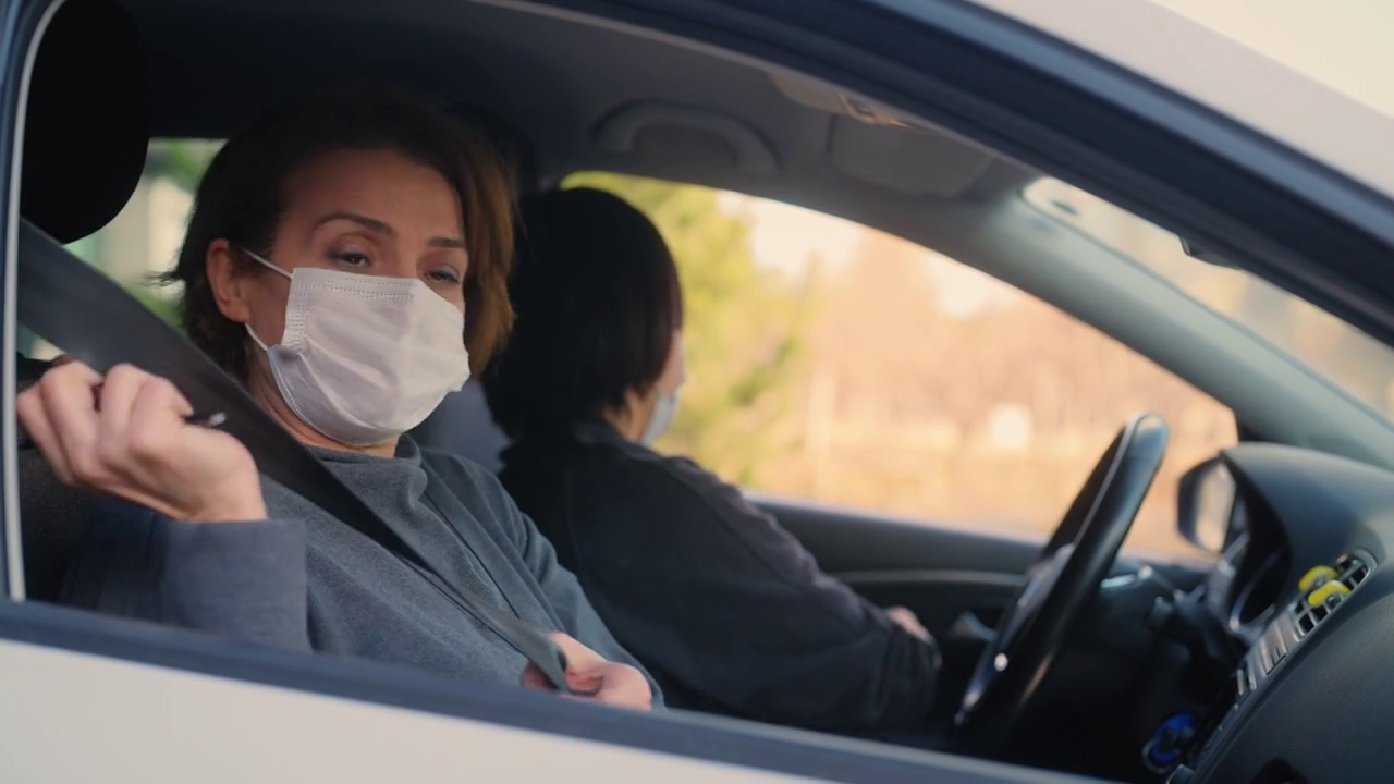 驾校的女教师正在教年轻女子如何开车。视频素材