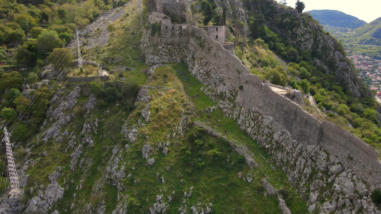 在黑山著名的旅游景点科托尔古城上空，航拍要塞圣约翰圣乔瓦尼。视频素材