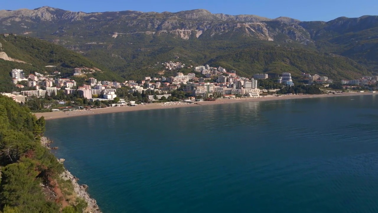 Slowmotion航拍视频。布德瓦市的贝奇奇海滩(Bechichi or Becici beach)是黑山的著名旅游景点视频素材