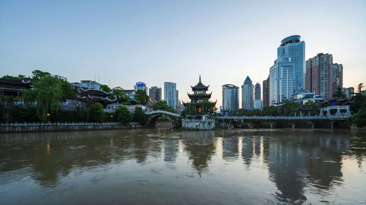 中国贵州贵阳城市天际线的4K延时摄影，从白天到夜晚视频素材