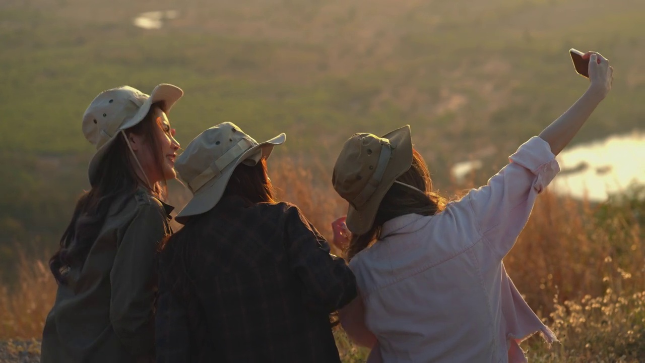 亚洲年轻女性在山上自拍。野营、旅行视频素材