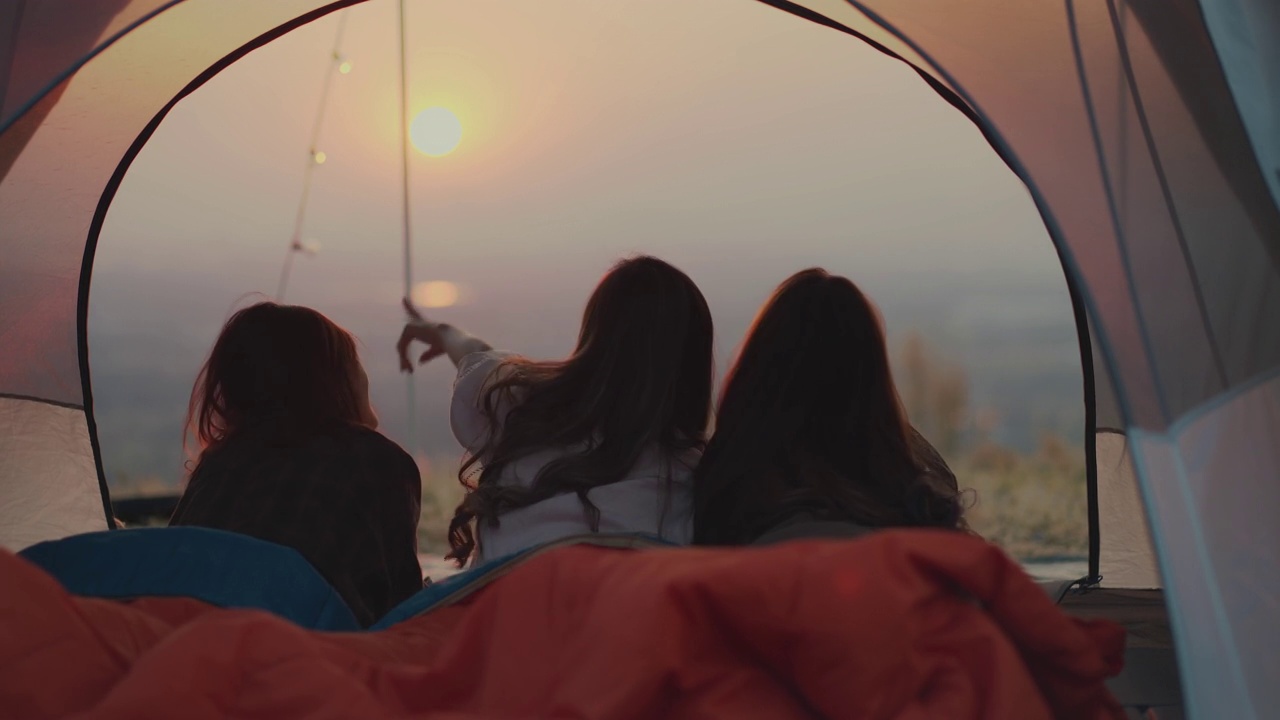 亚洲年轻女性在山上写旅行博客视频素材