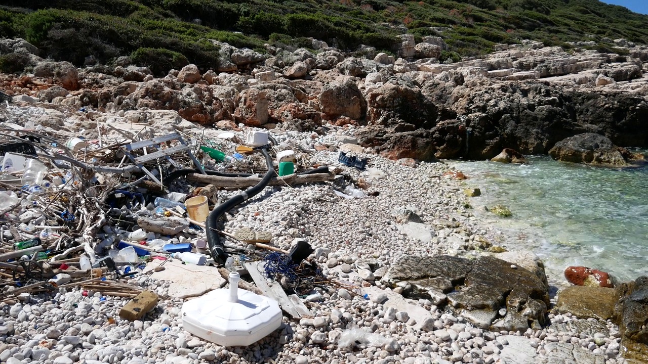 山区海滨的建筑和生活垃圾。海岸线污染。视频素材