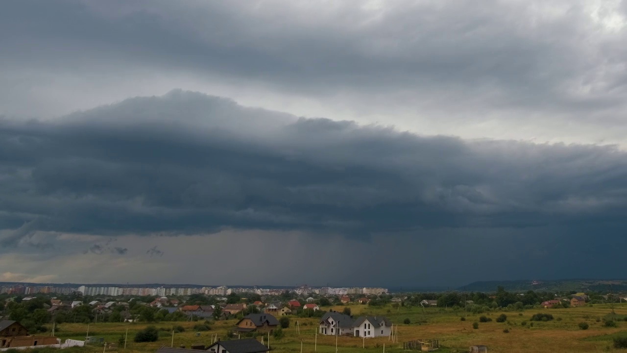 在农村地区，雷暴期间，快速移动的乌云在暴风雨的天空中形成视频素材