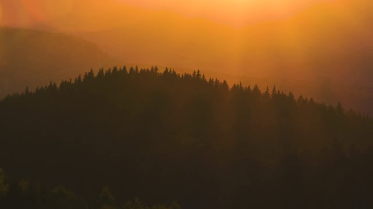 美丽的傍晚全景景观与明亮的夕阳在遥远的山峰在日落视频素材