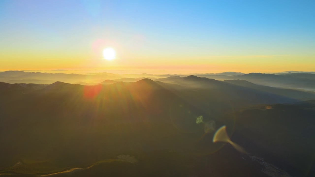 美丽的山脉全景与朦胧的山峰和雾蒙蒙的山谷在日落视频素材